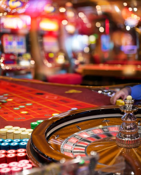 Live Texas Hold'em Bonus table with dealer and community cards displayed